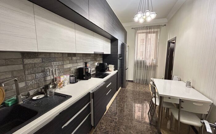 Վաճառքի 3 սենյականոց բնակարան։