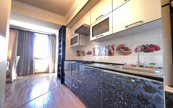 Վաճառվում է բնակարան Սարյան փողոցում