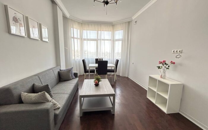 Վաճառվում է 2 սենյականոց բնակարան  Վահրամ Փափազյան փողոցում։