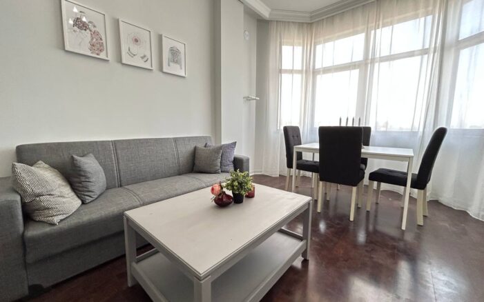 Վաճառվում է 2 սենյականոց բնակարան  Վահրամ Փափազյան փողոցում։