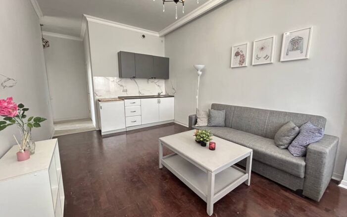 Վաճառվում է 2 սենյականոց բնակարան  Վահրամ Փափազյան փողոցում։