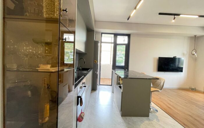 Վաճառվում է 3 սենյականոց բնակարան  Չարենցի փողոցում։