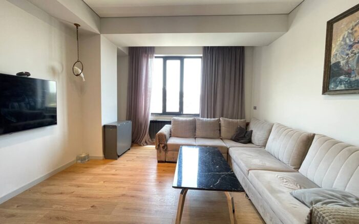 Վաճառվում է 3 սենյականոց բնակարան  Չարենցի փողոցում։