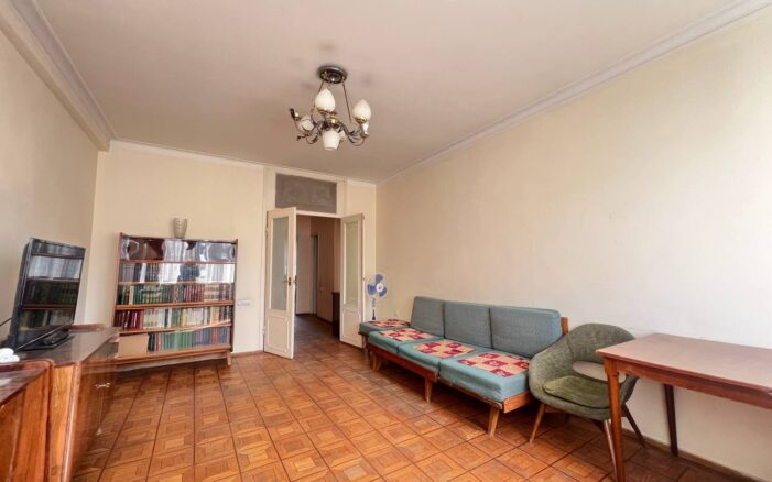 Վաճառվում է 2 սենյականոց բնակարան Քաջազնունու փողոցում։