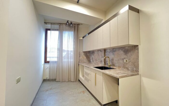 Վաճառվում է 2 սենյականոց բնակարան Թումանյան փողոցում։