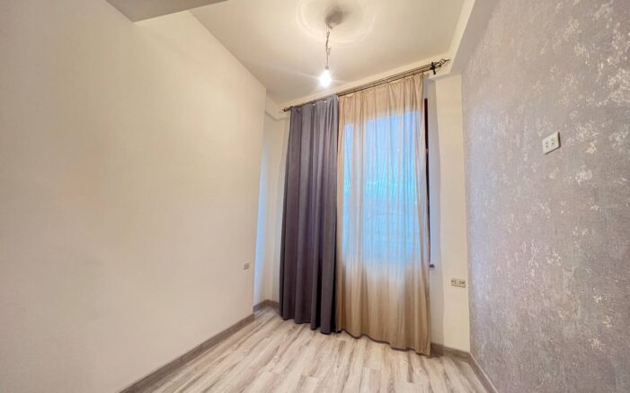 Վաճառվում է 2 սենյականոց բնակարան Թումանյան փողոցում։