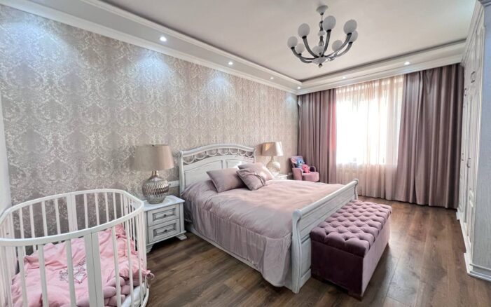 Վաճառվում է 3 սենյականոց բնակարան Աբովյան փողոցում։