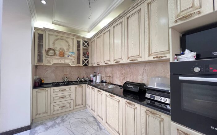 Վաճառվում է 3 սենյականոց բնակարան Աբովյան փողոցում։