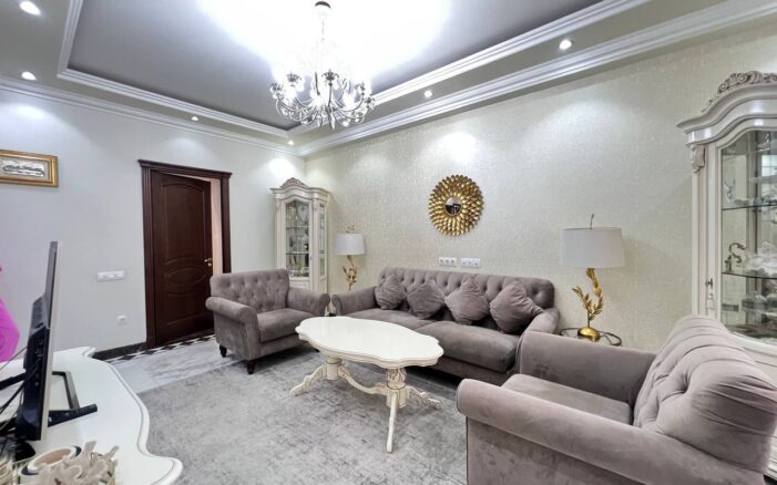 Վաճառվում է 3 սենյականոց բնակարան Աբովյան փողոցում։