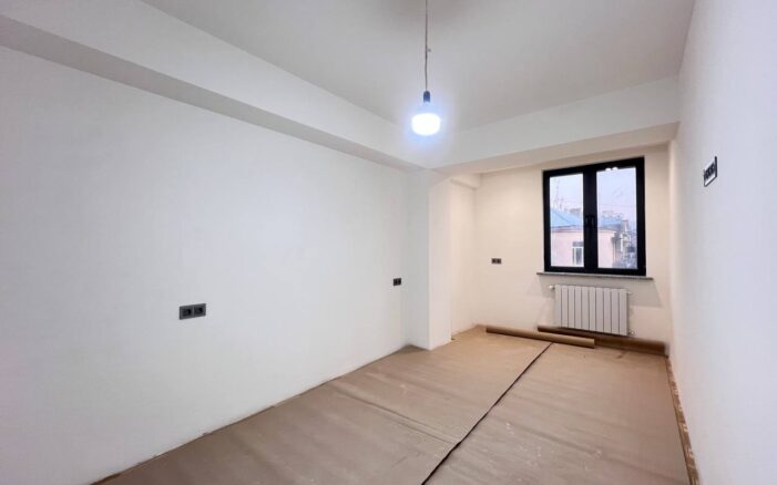 Վաճառվում է 2 սենյականոց բնակարան Վարդանանց փողոցում։