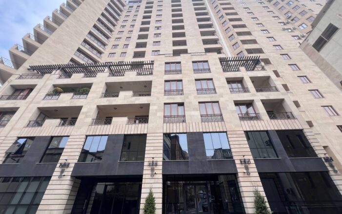 Վաճառվում է 3 սենյականոց բնակարան նորակառույց շենքում Եկմալյան փողոցում։