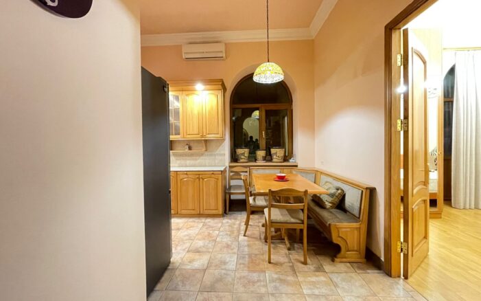 Վաճառվում է 2 սենյականոց բնակարան Տերյան փողոցում։