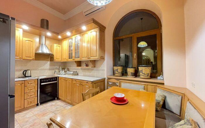 Վաճառվում է 2 սենյականոց բնակարան Տերյան փողոցում։