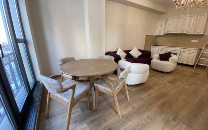 Վաճառվում է լուսավոր  բնակարան Արշակունյաց պողոտայում՝ կենտրոնում։