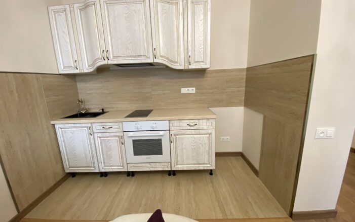 Վաճառվում է լուսավոր  բնակարան Արշակունյաց պողոտայում՝ կենտրոնում։