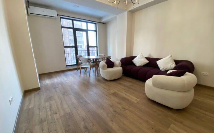 Վաճառվում է լուսավոր  բնակարան Արշակունյաց պողոտայում՝ կենտրոնում։