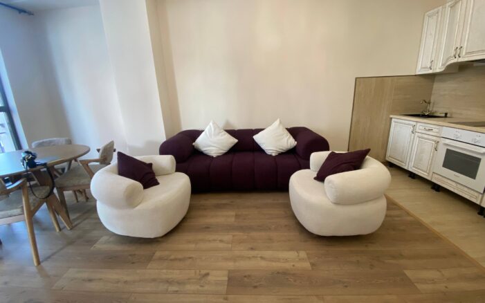 Վաճառվում է լուսավոր  բնակարան Արշակունյաց պողոտայում՝ կենտրոնում։