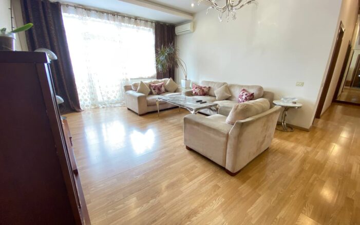 Վաճառվում է լուսավոր և հարմարավետ բնակարան  Պուշկինի փողոցում՝ կենտրոնում